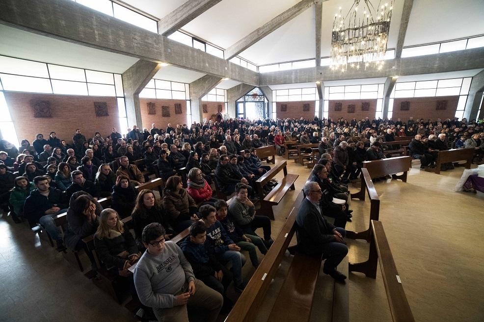 chiesa gremita per i funerali del piccolo Michael (foto Rubin)