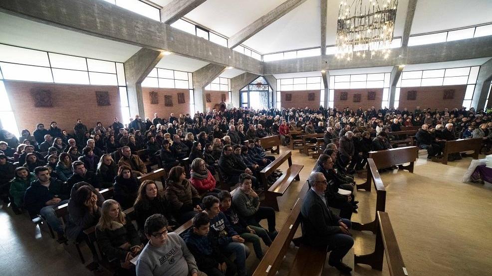 chiesa gremita per i funerali del piccolo Michael (foto Rubin)