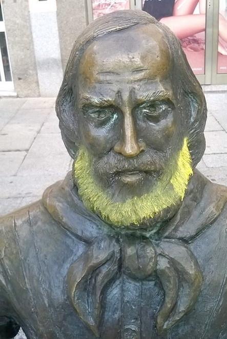 Imbrattata la statua di Giuseppe Garibaldi