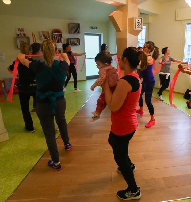 La ginnastica con il bambino che cura il corpo e la mente 