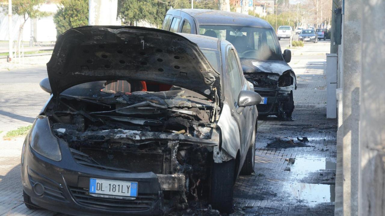 Le due auto incendiate