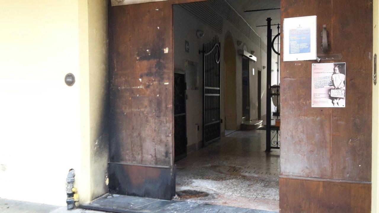 Ignoti incendiano il portone del Comune