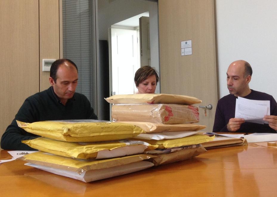 La commissione esamina i plichi arrivati in Comune