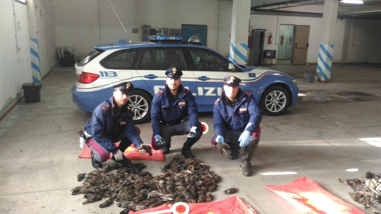 Gli agenti della polizia stradale  con i tordi trovati nel bagagliaio del Doblò 