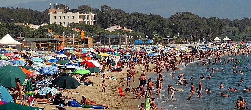Sparirà l’amianto ma l’estate in spiaggia non è in pericolo 