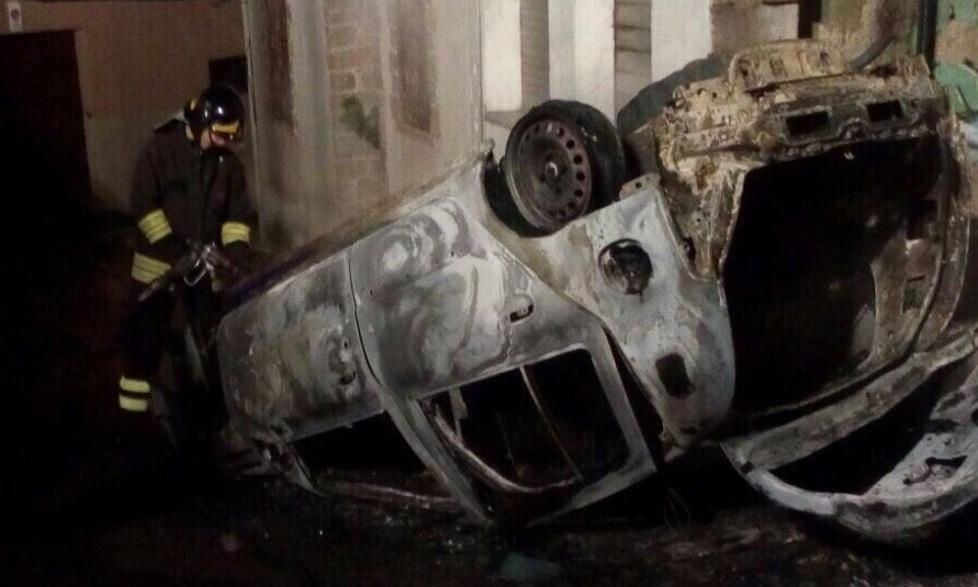 Auto rubata e incendiata in centro