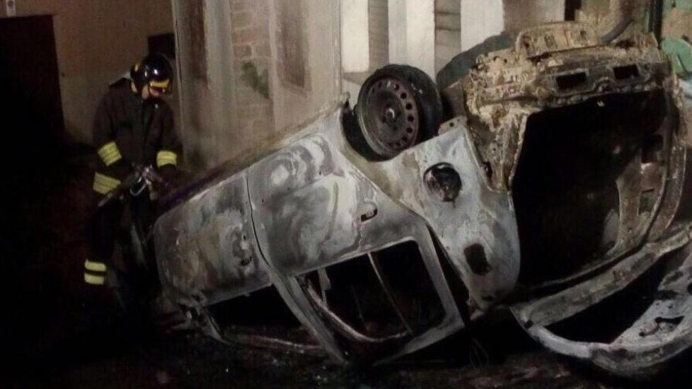 Auto rubata e incendiata in centro