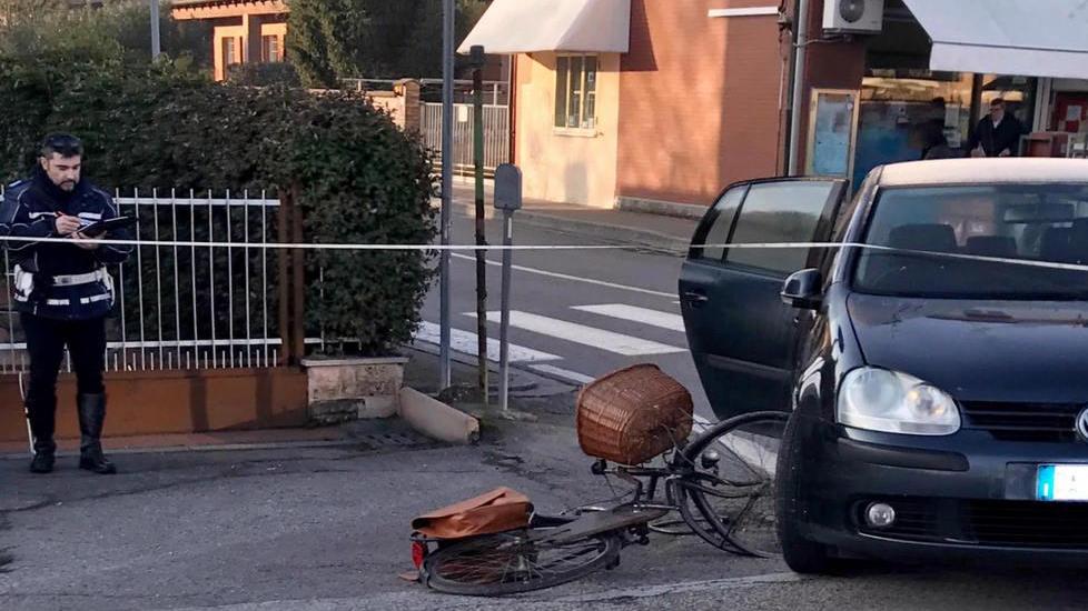 Ciclista investita da un’auto