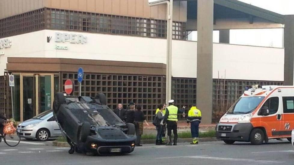 Sbanda e si rovescia con l’auto