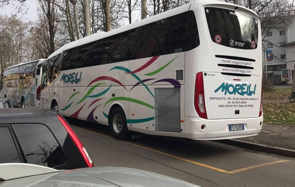 «Bus fermi con il motore acceso» 