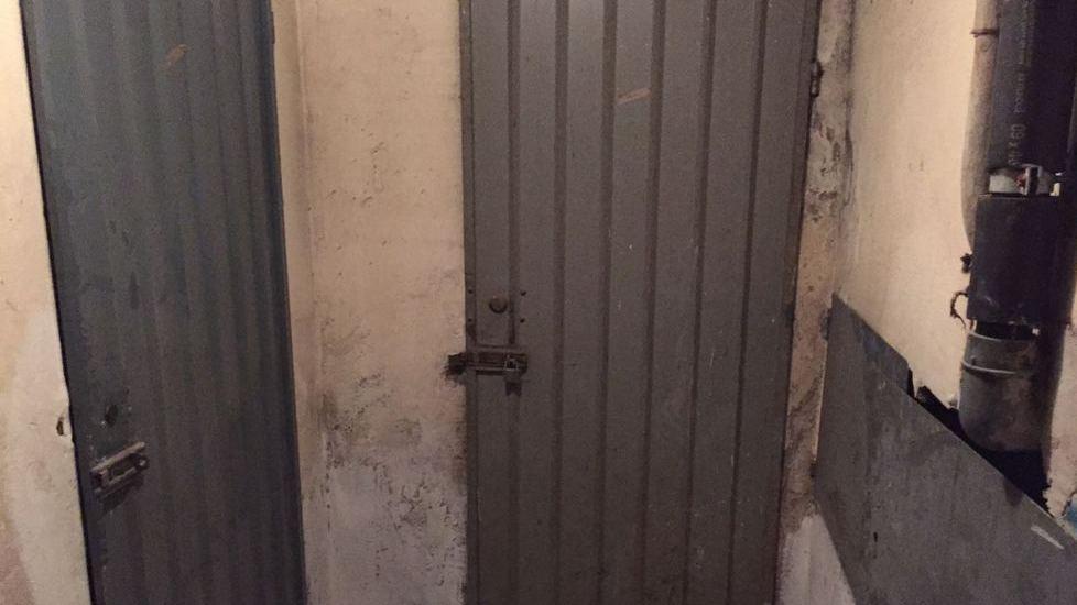 Svuotati i garage in un palazzo di via Roma