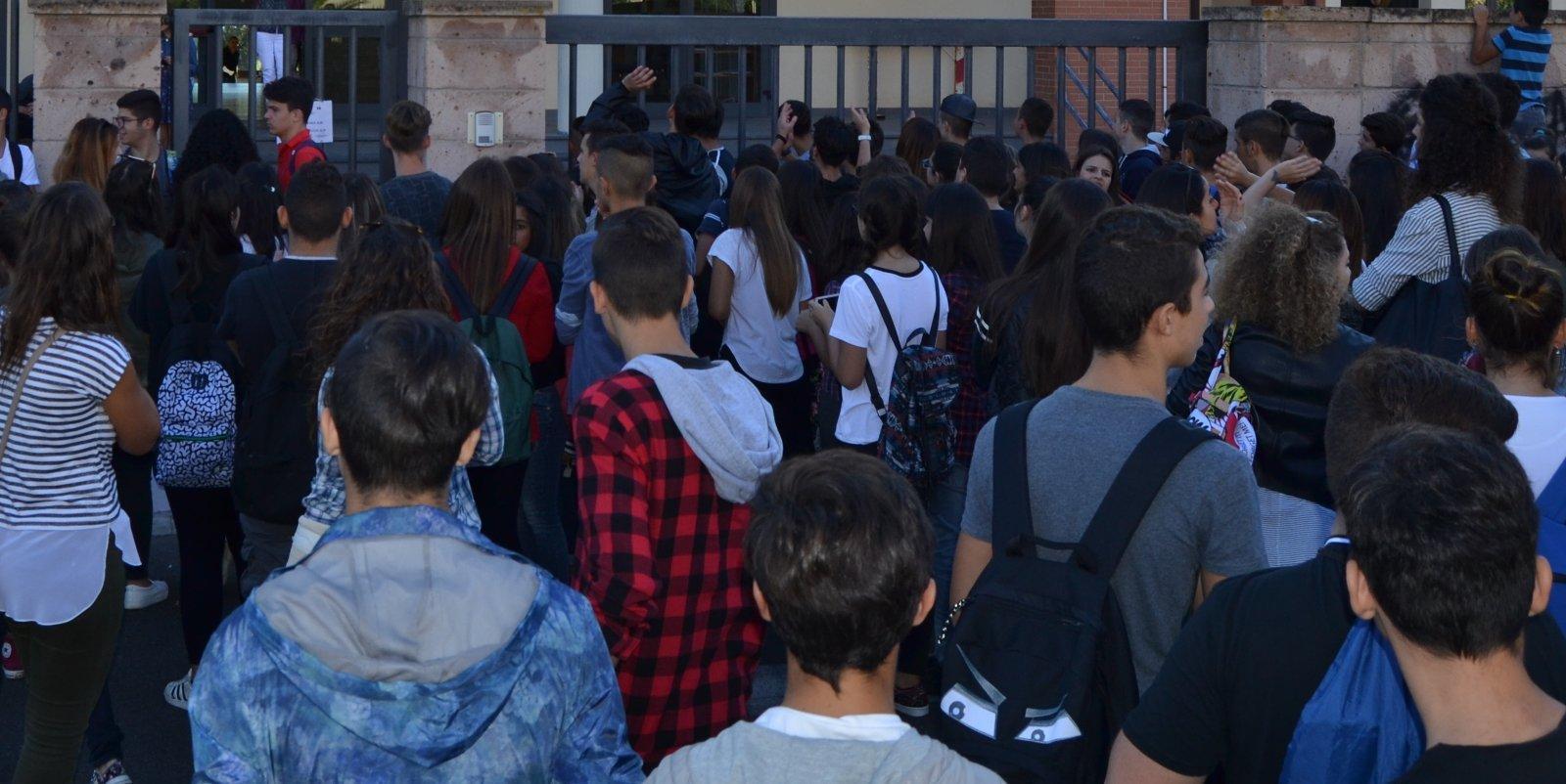 Studenti davanti a una scuola (archivio)