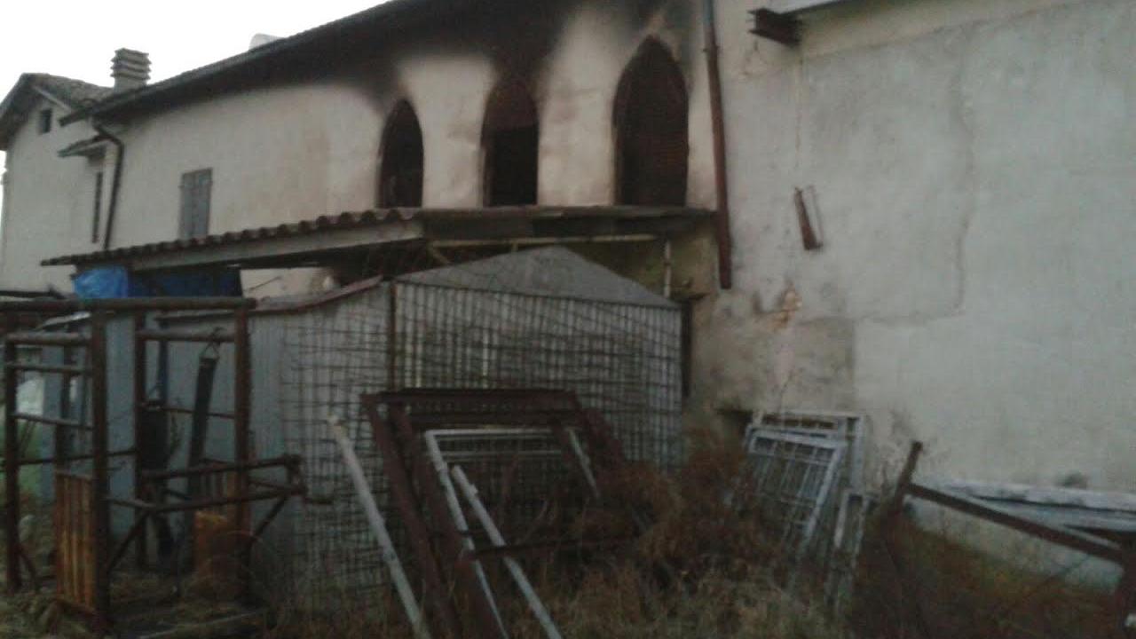Brucia un fienile a Rio Saliceto, danni ingenti