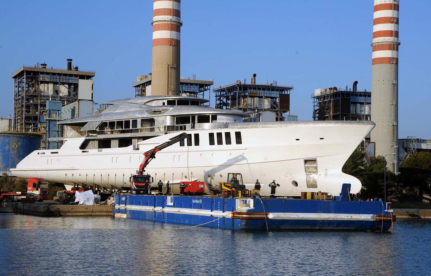 Il megayacht Spectre davanti a Tor del Sale (foto Paolo Barlettani)