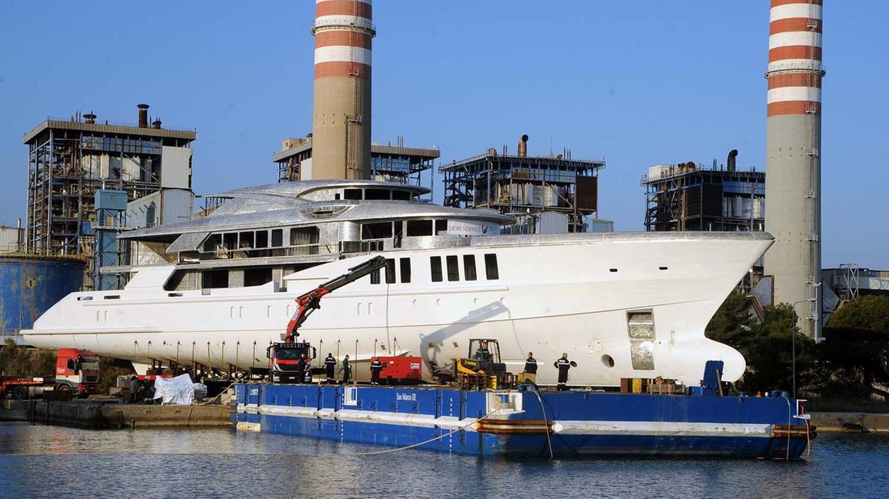 Il megayacht Spectre davanti a Tor del Sale (foto Paolo Barlettani)