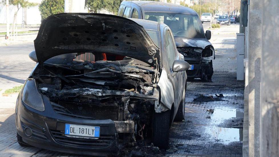 Sale la contabilità degli incendiari: altre 3 auto bruciate