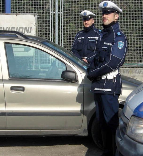 Esce di casa e vaga in auto per ore 