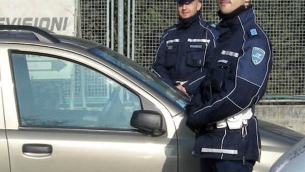 Esce di casa e vaga in auto per ore