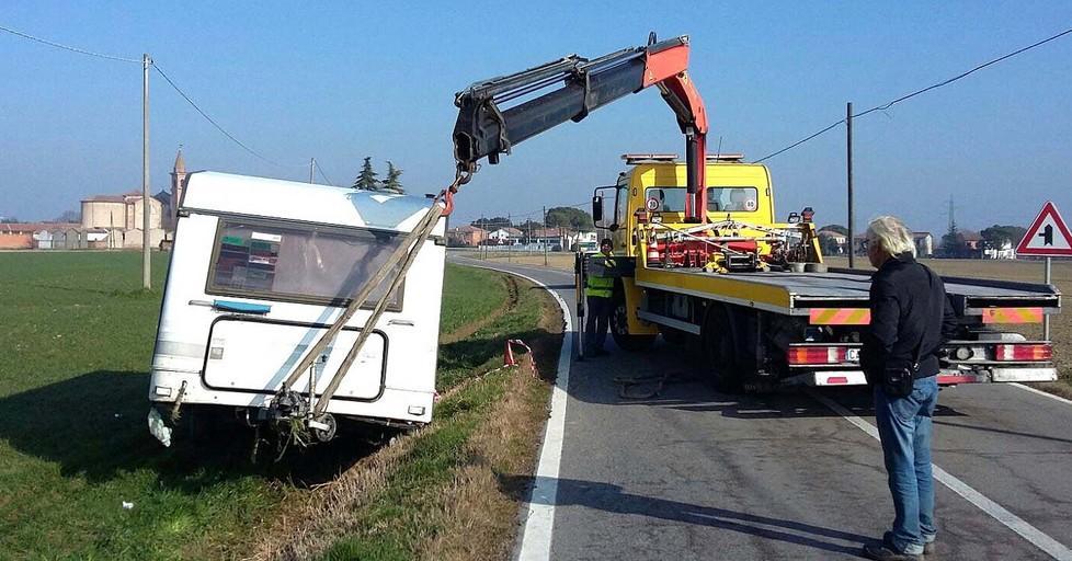 Mezzo del Circo Orfei finisce nel fosso
