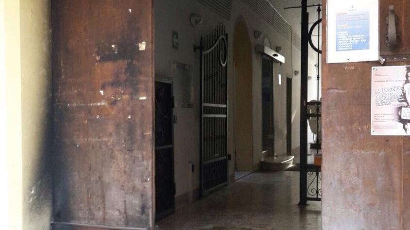 Piromani incendiano il portone del municipio