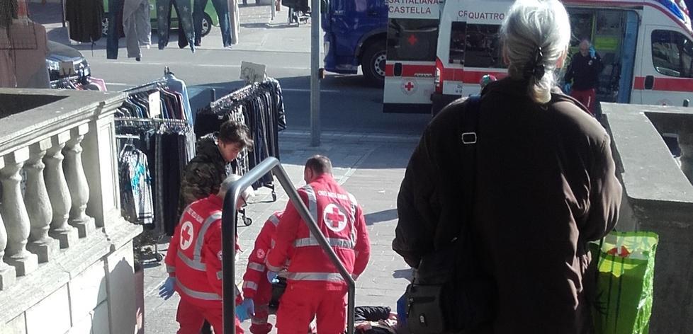 Anziano cade dalla scalinata, ferito alla testa 
