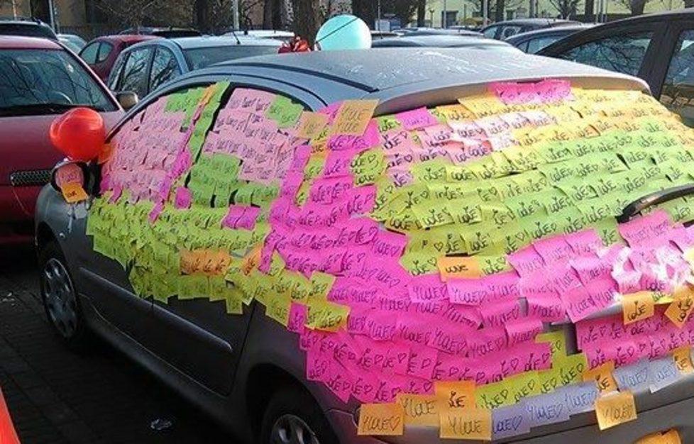 San Valentino, ritrova l’auto coperta di messaggi d’amore