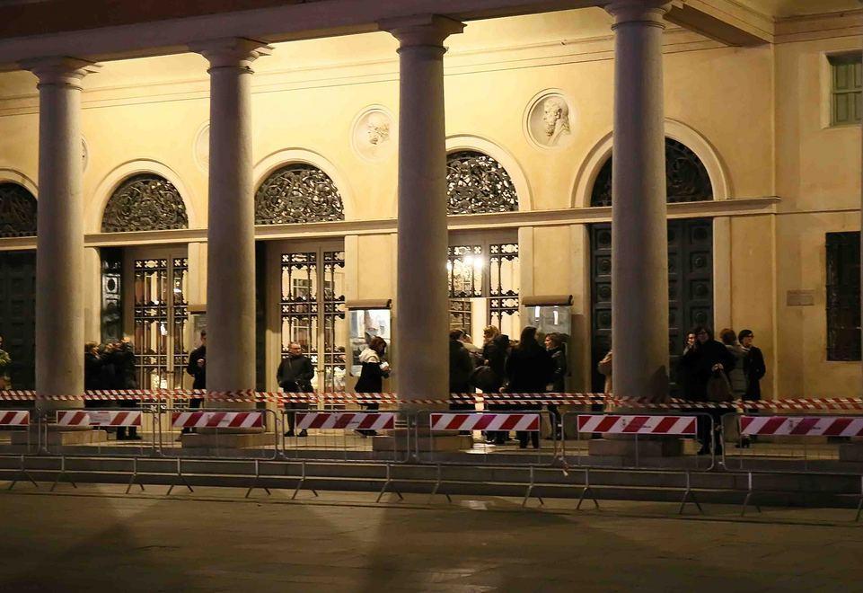 Statue a rischio caduta, il teatro Valli è transennato