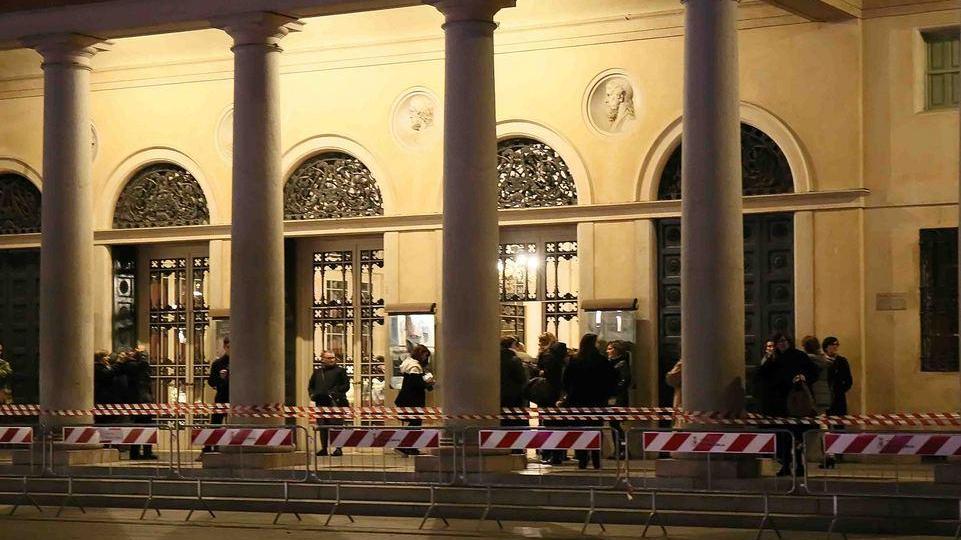 Statue a rischio caduta, il teatro Valli è transennato