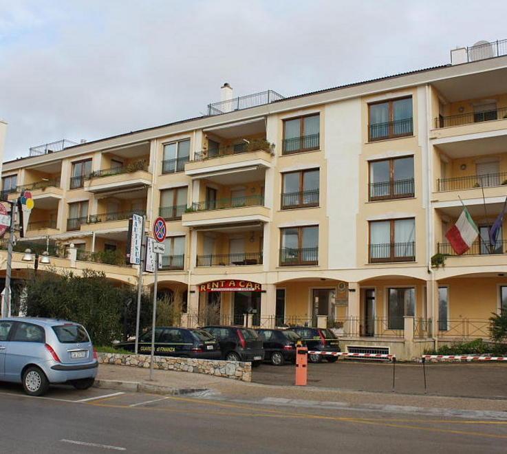 Aveva i documenti falsi ma lavorava in un negozio 