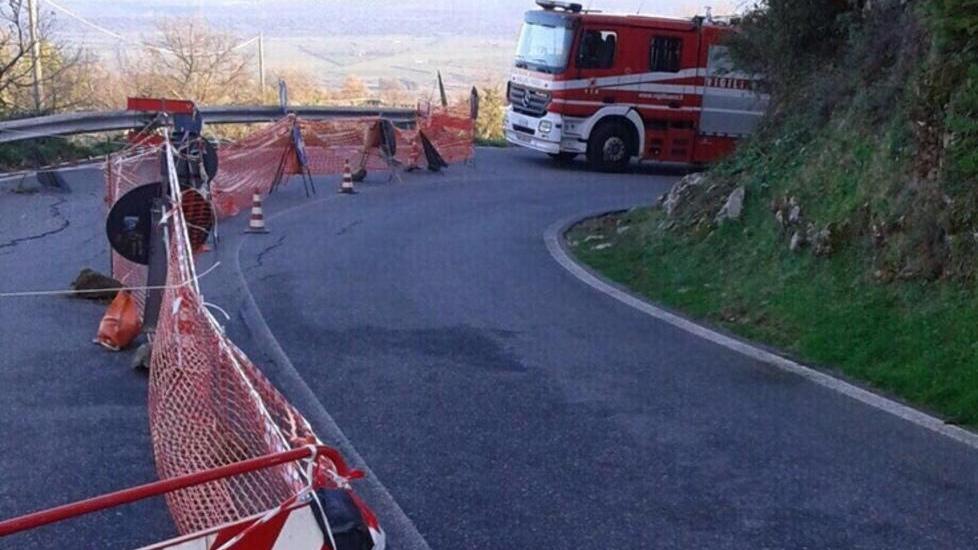 Crollo sulla strada provinciale, isolate decine di aziende