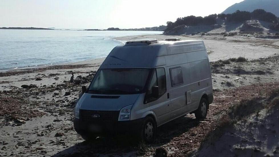 Furgone in spiaggia, turista multato
