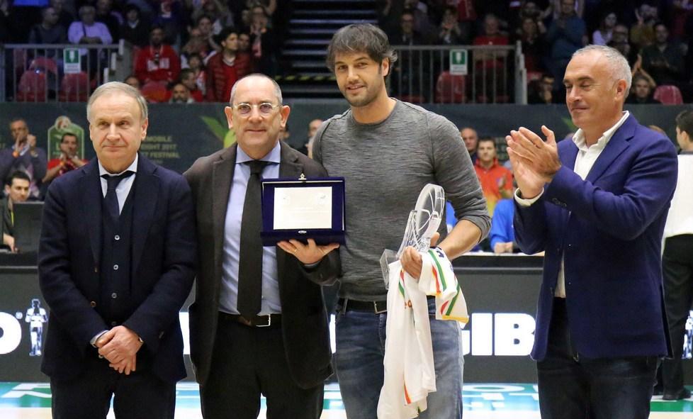 Gianluca Basile premiato da Petrucci