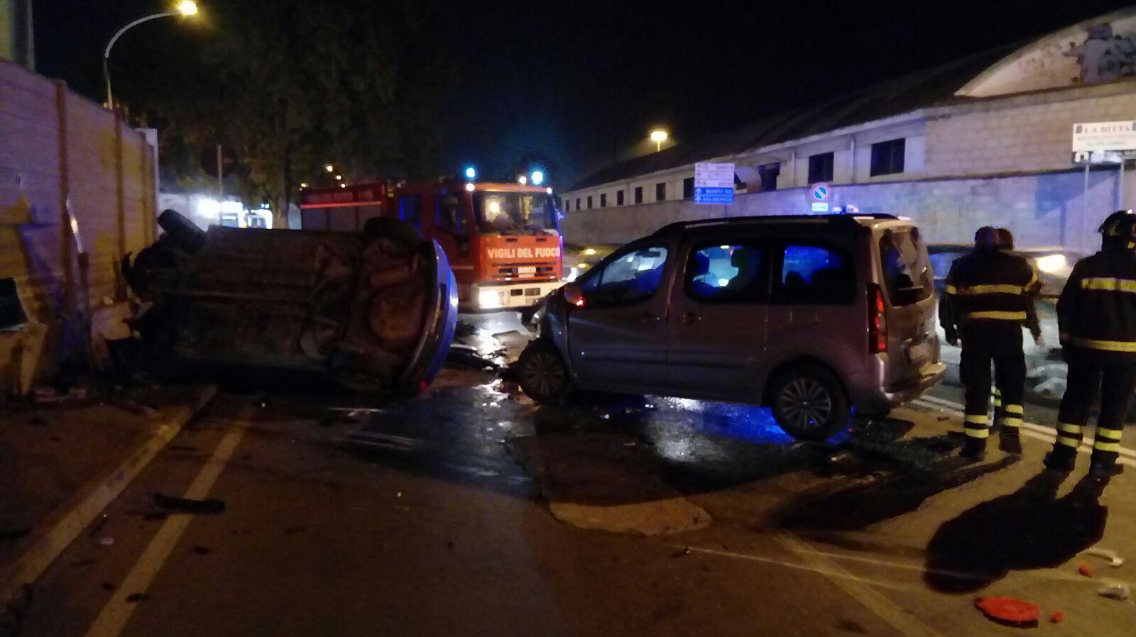 Cagliari, fa un'inversione di marcia e provoca un incidente: un ferito