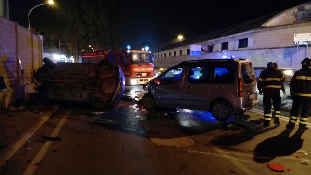 Cagliari, fa un'inversione di marcia e provoca un incidente: un ferito