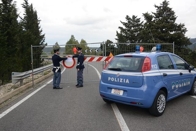 Gli agenti della squadra mobile di Nuoro sbarrano il ponte di Oloè