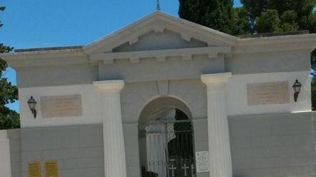 Topi d’auto in azione davanti al cimitero