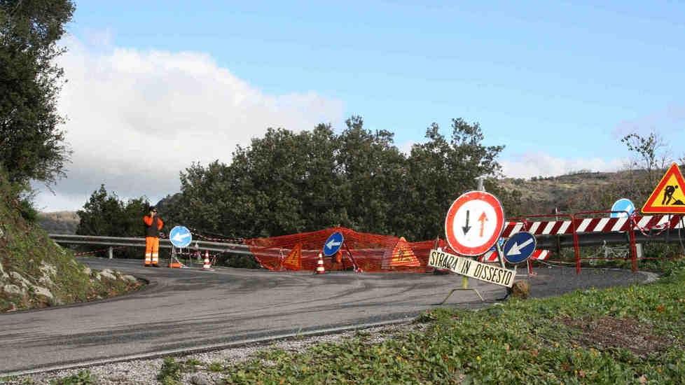 Frana sulla strada: traffico deviato a Orolo