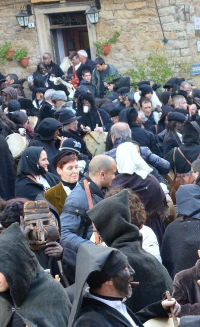 Maschere antropomorfe in corteo per l’evento del Bim 