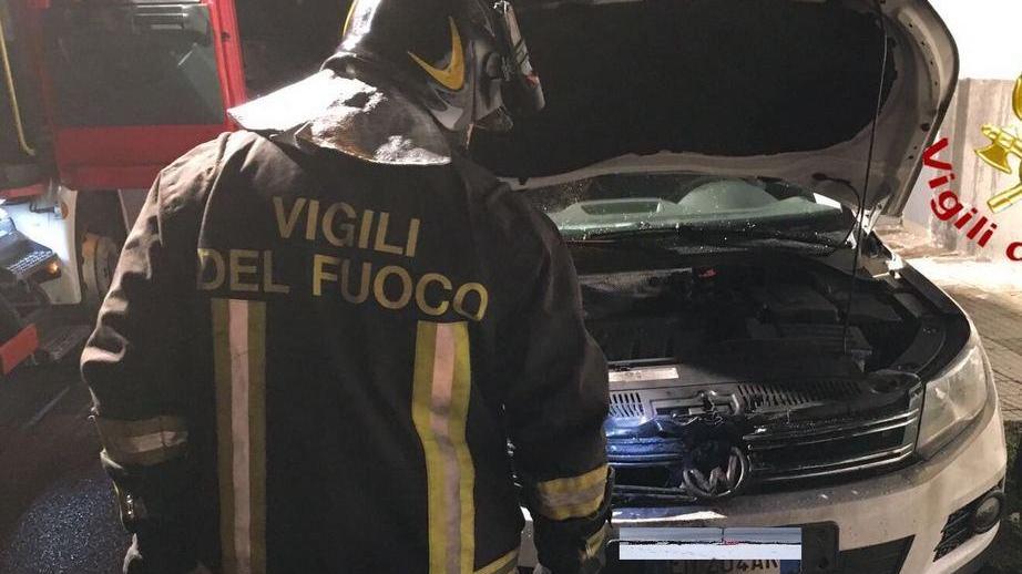 Auto in fiamme in via Brodolini
