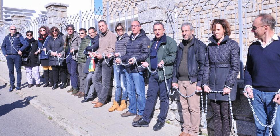 I consiglieri si incatenano per l’ospedale 