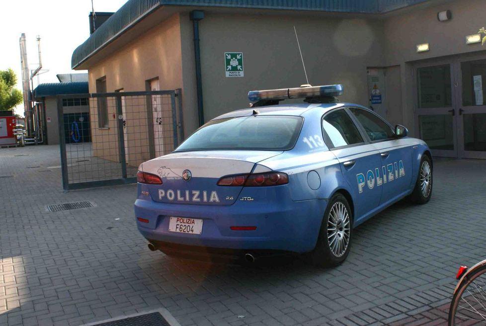Rapinato nel parcheggio della piscina 