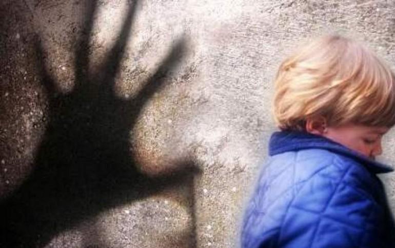 Atti osceni di fronte ad una bambina: arrestato