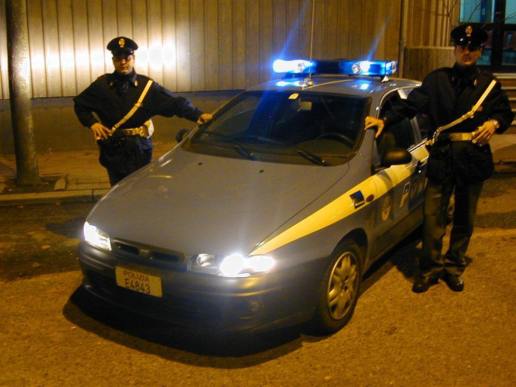 Una volante della questura di Nuoro