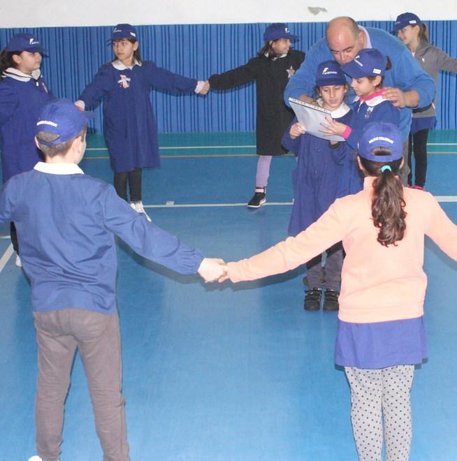 I delfini guardiani conquistano i bambini 