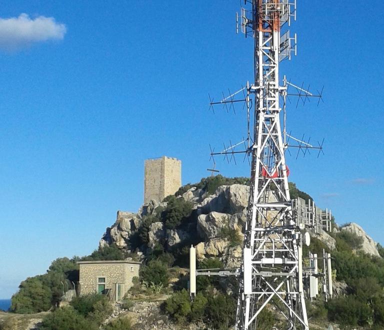 Antenna Vodafone in centro il Comune di Posada la rifiuta 