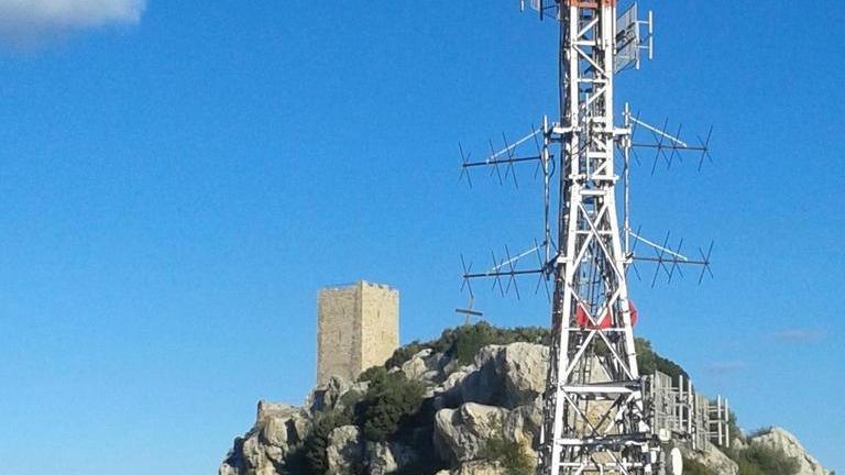 Antenna Vodafone in centro il Comune di Posada la rifiuta