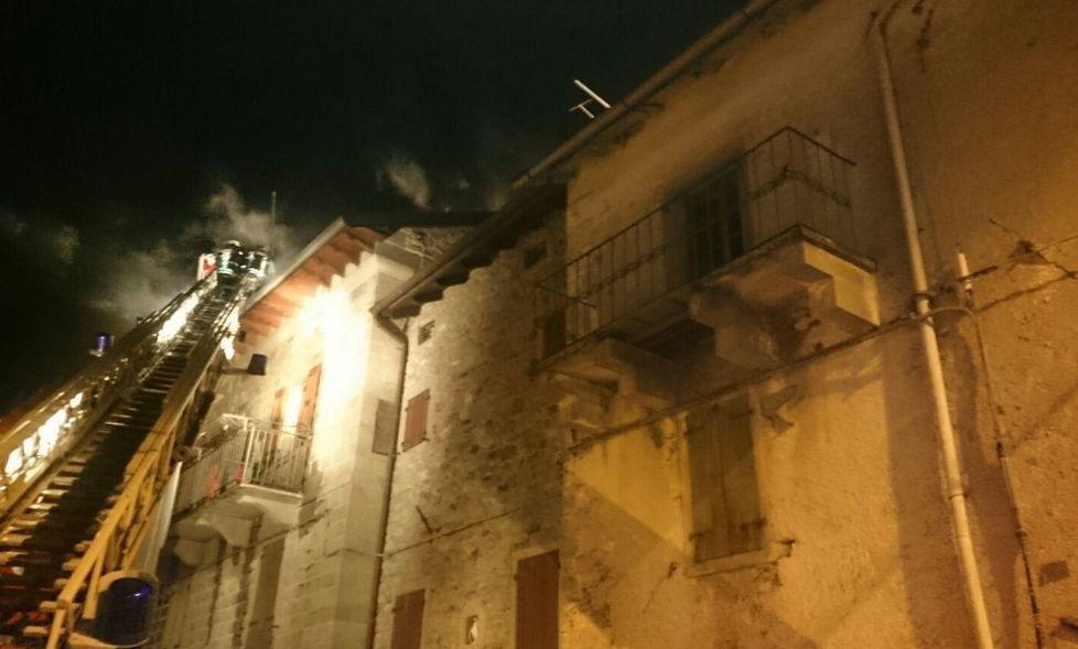 Tetto va a fuoco, casa inagibile 