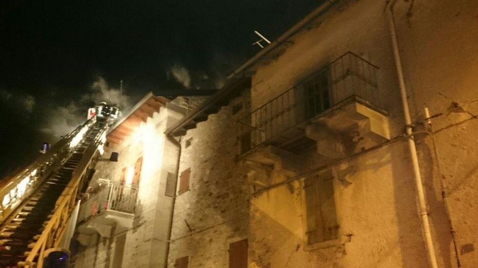 Tetto va a fuoco, casa inagibile