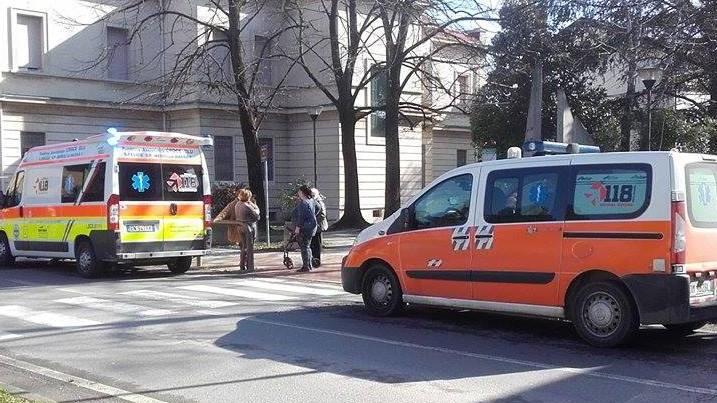 Cade nel parco batte la testa e si ferisce