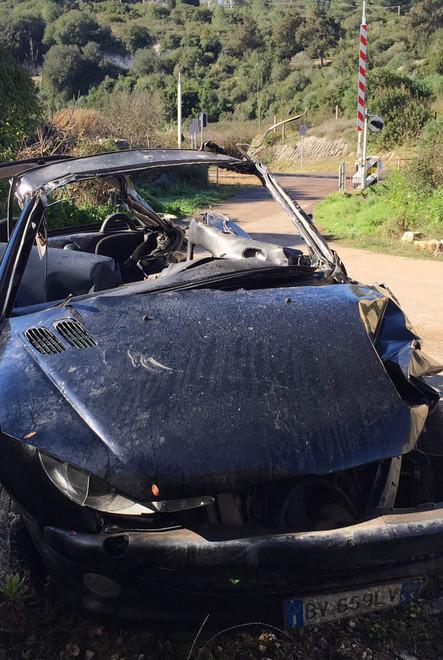 Auto sui binari, interrogato il conducente 